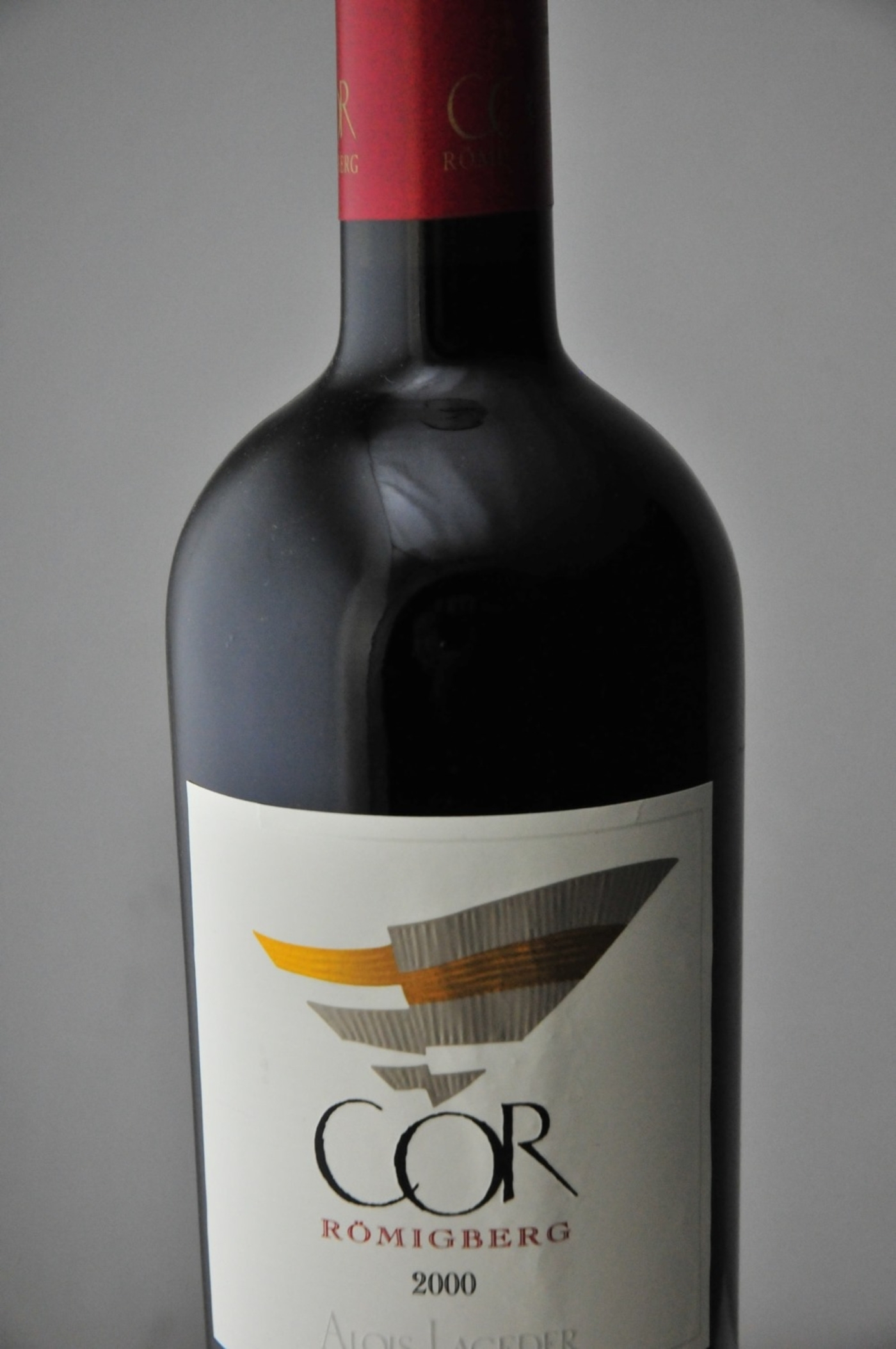 Wein-Flasche mit Etikett, COR RÖMIGBERG 2000, Alois Lageder, Rotwein, Detailaufnahme