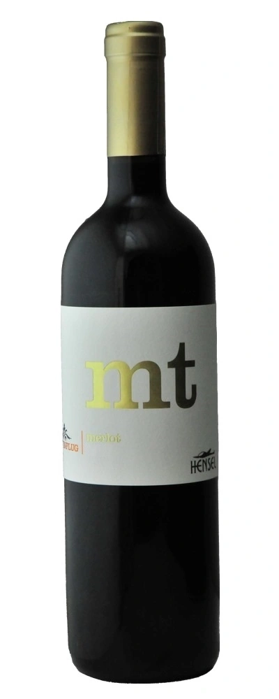 Wein-Flasche mit weißem Etikett und goldfarbenen Buchstaben, Merlot.
