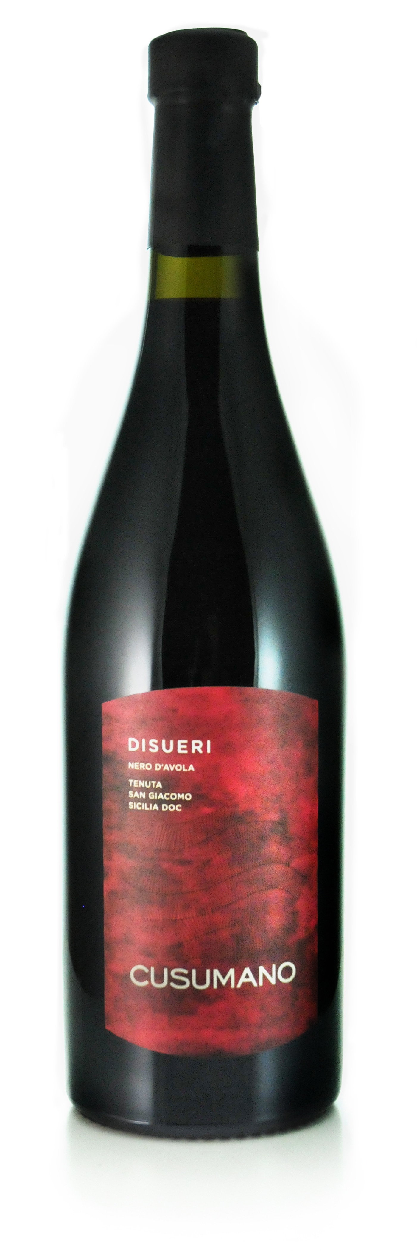 Wein-Flasche mit rotem Etikett, Aufschrift 'Disueri' und 'Cusumano'.