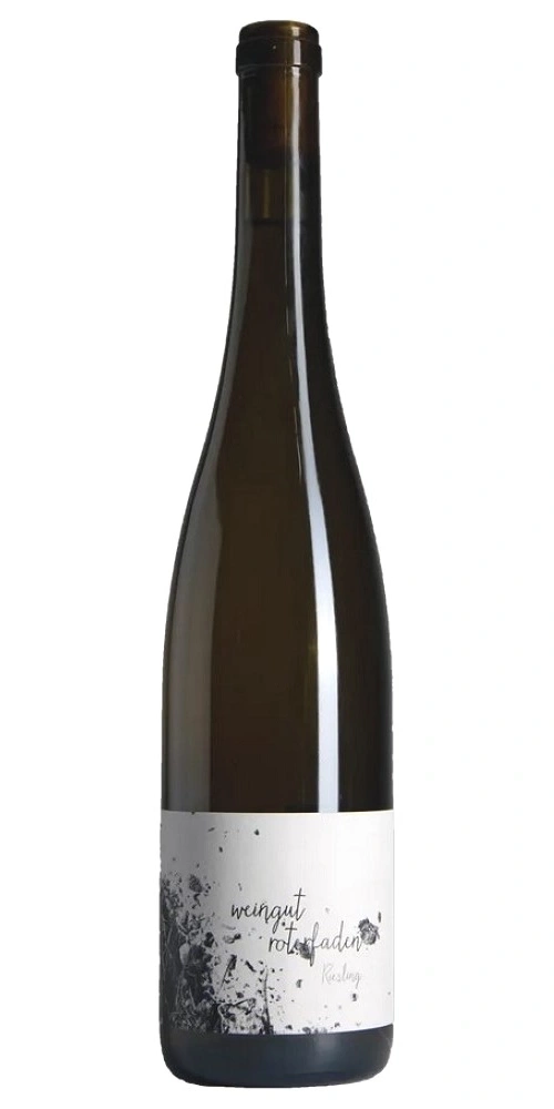 Eine dunkle Glasflasche Wein mit einem weißen Etikett, das mit schwarzer Farbe bespritzt ist.