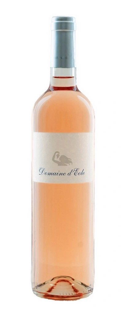 Wein-Flasche mit Etikett 'Domaine d'Eole' in Rosé-Farbe, isoliert auf weißem Hintergrund.
