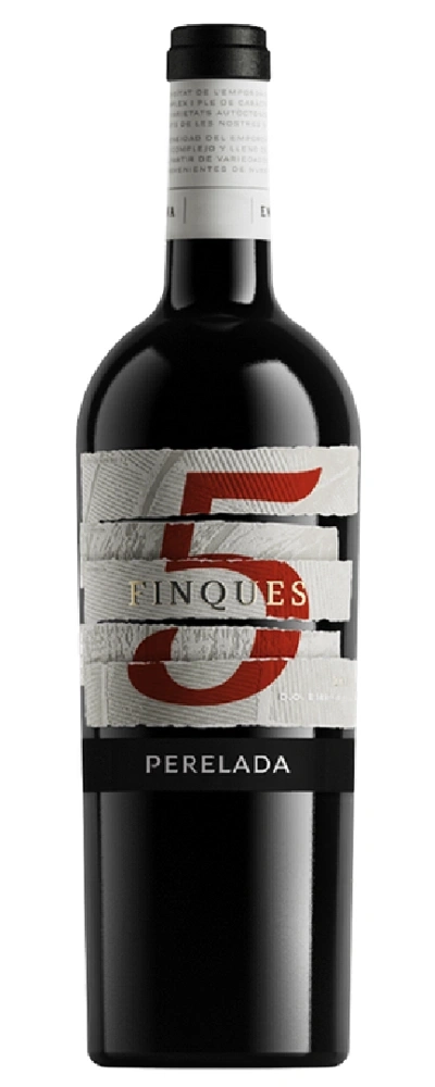 Eine Flasche Rotwein mit dem Etikett "5 FINQUES PERELADA"