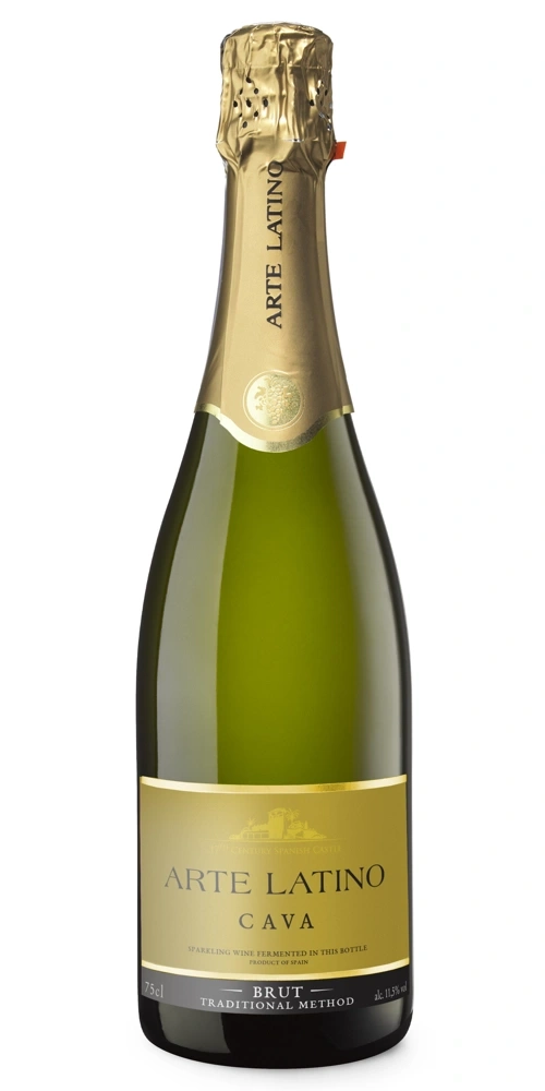Flasche Arte Latino Cava Brut mit goldener Kapsel und Etikett, weißer Hintergrund.