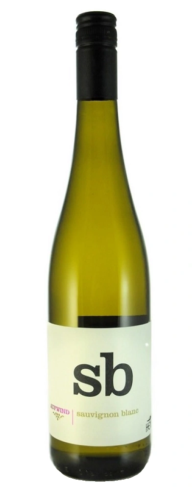 Weinflasche mit weißem Etikett und der Aufschrift Sauvignon Blanc.