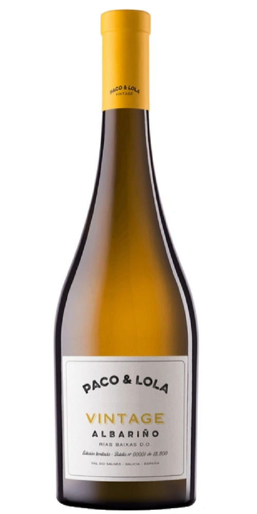 Paco & Lola Albariño Weißwein Flasche mit gelbem Etikett und Kapsel.