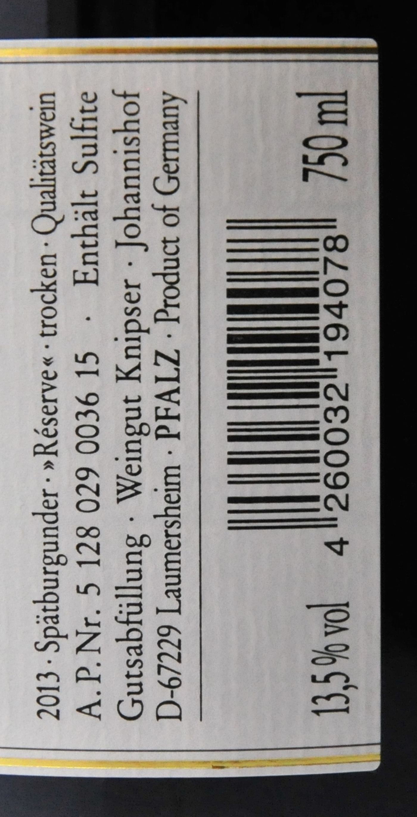 Weinetikett mit Informationen zu Wein, Jahrgang, Hersteller, Alkoholgehalt und Barcode.