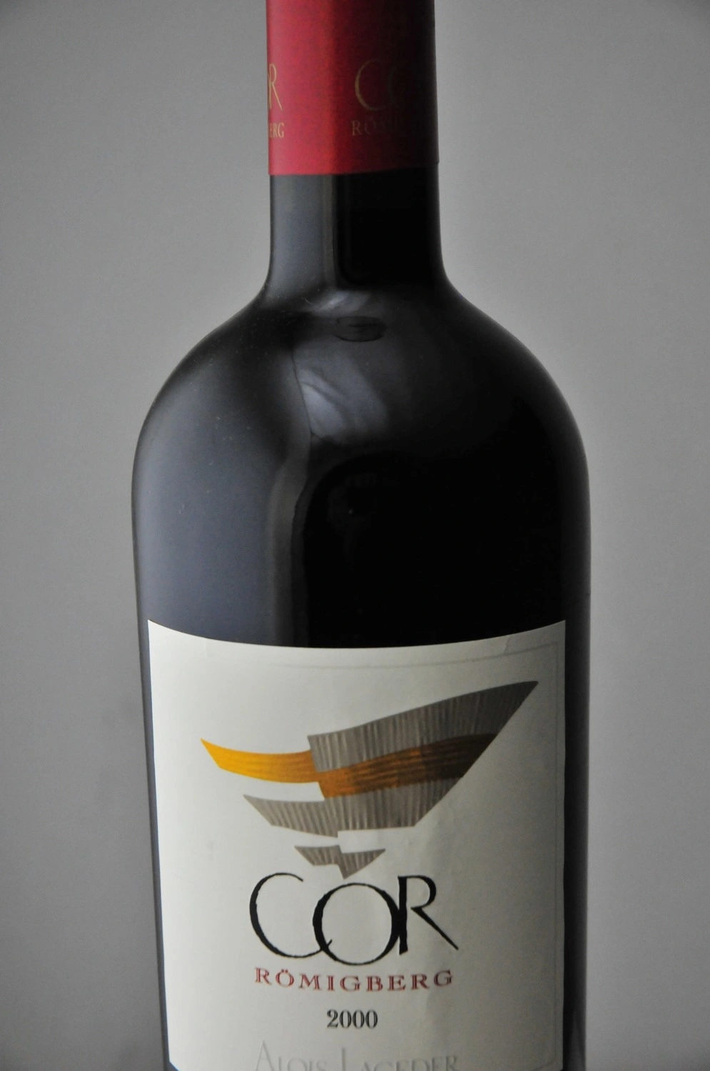 Wein-Flasche mit Etikett, COR RÖMIGBERG 2000, Alois Lageder, Rotwein, Detailaufnahme