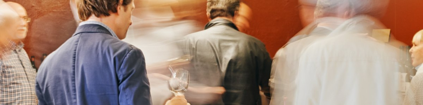 Menschen in einem Raum, verschwommene Bewegung, Party, Glas, Jacke, Hemd, Unschärfe, rot