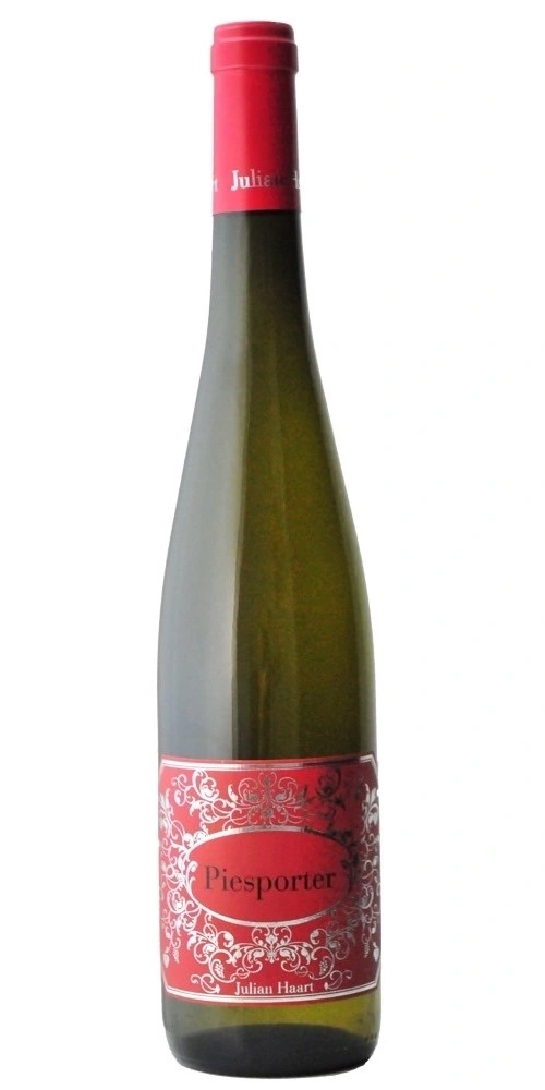 Eine Flasche Piesporter Wein von Julian Haart mit rotem Etikett