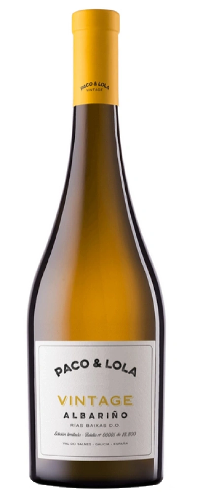 Eine Flasche Paco & Lola Albariño Wein mit gelbem Etikett und Kapsel.