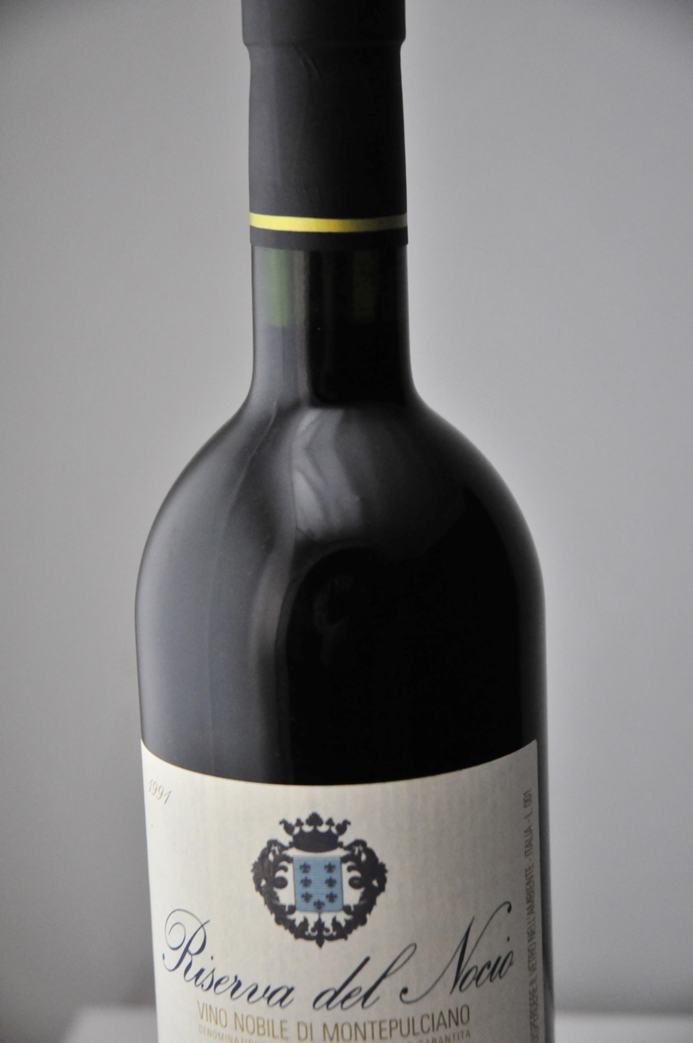 Nahaufnahme einer Weinflasche mit Etikett, Aufschrift 'Riserva del Nocio'