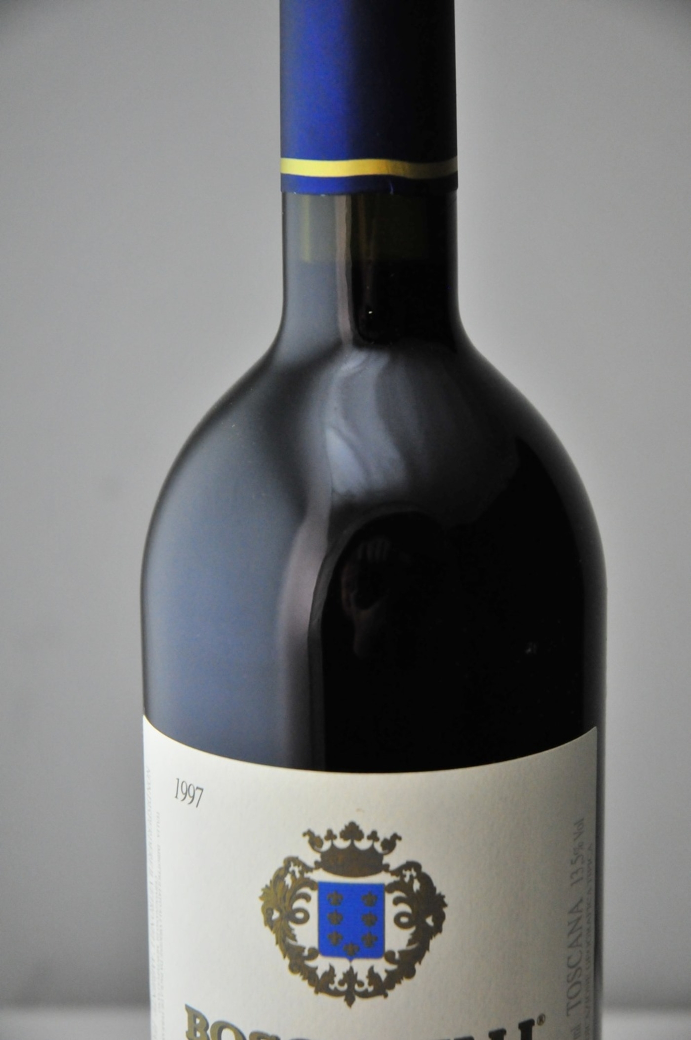Nahaufnahme einer Weinflasche mit Etikett und Jahrgang 1997