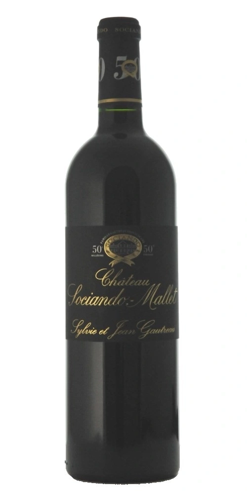 Eine Flasche Chateau Sociando Mallet Rotwein mit goldener Schrift.