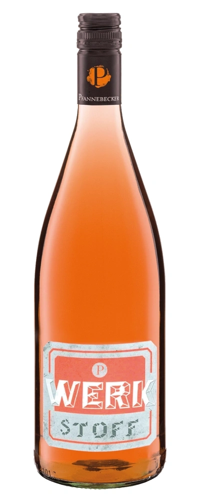 Eine Flasche Roséwein mit dem Etikett 'Werkstoff' von Pfannebecker.