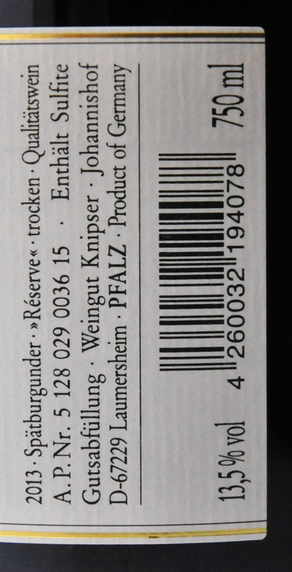 Weinetikett mit Informationen zu Wein, Jahrgang, Hersteller, Alkoholgehalt und Barcode.
