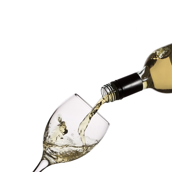 Weißwein wird in ein Glas gegossen, Nahaufnahme, isoliert auf weißem Hintergrund