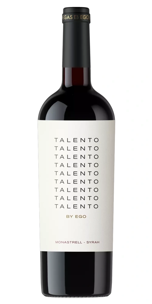 Eine Flasche Rotwein mit dem Etikett 'Talento By Ego Monastrell-Syrah'.
