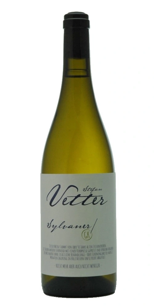 Eine Flasche "Vetter Sylvaner" Weißwein auf weißem Hintergrund.