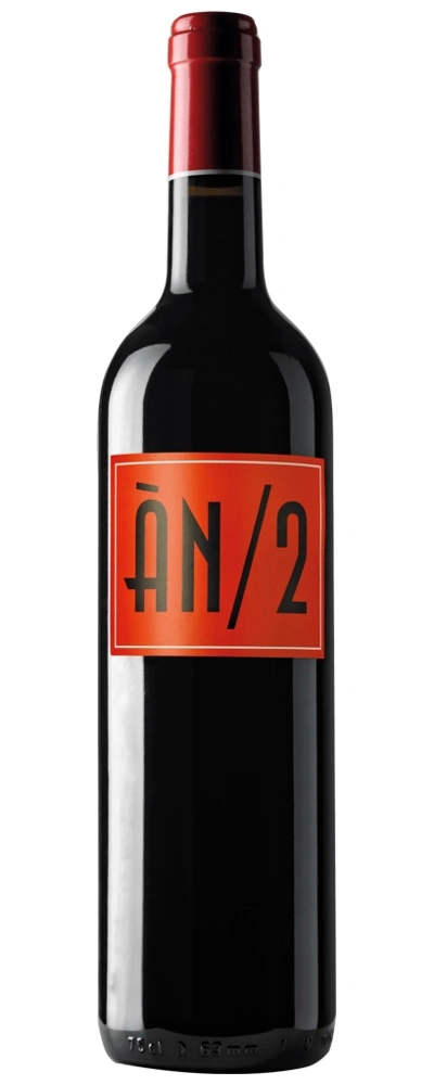 Wein-Flasche mit rotem Etikett, Text 'AN/2', dunkles Glas, roter Verschluss.