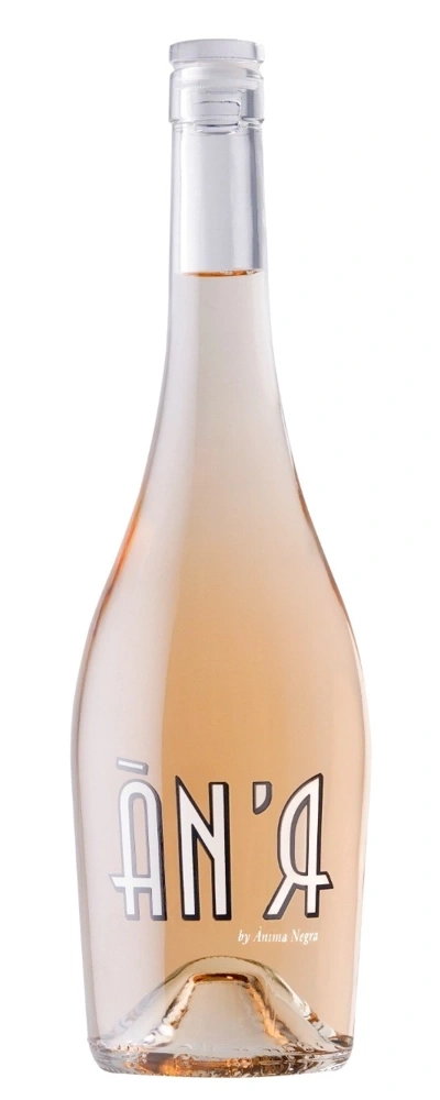 Wein-Flasche mit dem Schriftzug 'ÀN'a' von Anima Negra, rosa Wein