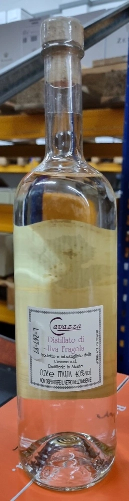 Glasflasche mit Etikett, Aufschrift 'Distillato di Uva Fragola', 40% vol., Italien