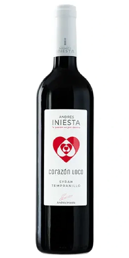 Flasche Rotwein mit weißem Etikett und rotem Herz-Symbol