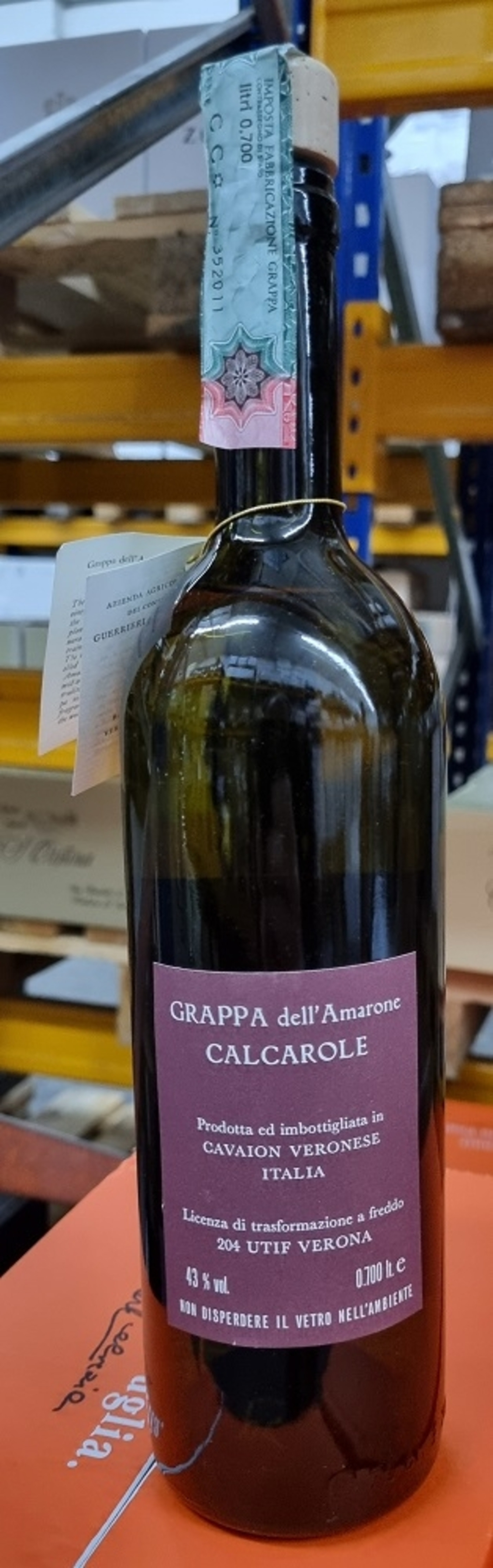Grappa-Flasche mit Etikett, Aufschrift 'Grappa dell'Amarone CALCAROLE' und 'ITALIA'