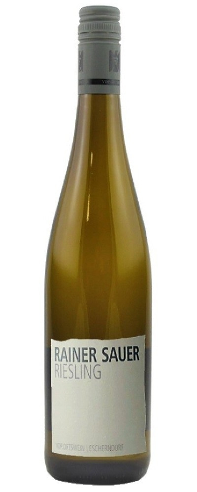 Eine Flasche Rainer Sauer Riesling Wein aus Eschendorf.