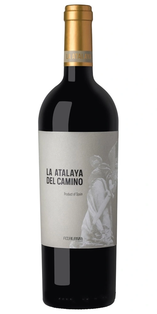 Eine Flasche Rotwein mit dem Etikett "LA ATALAYA DEL CAMINO"