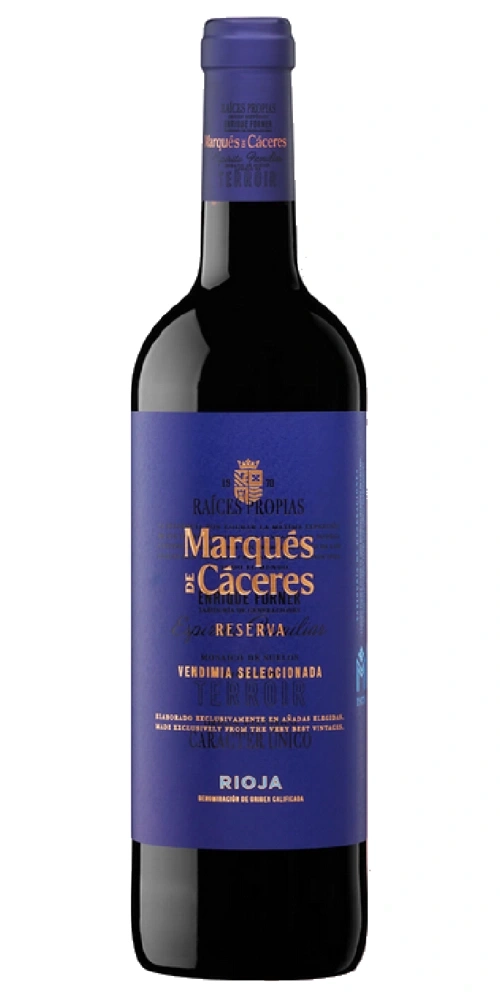 Rotweinflasche von Marqués de Cáceres mit blauer.
.
.
.
etikett.