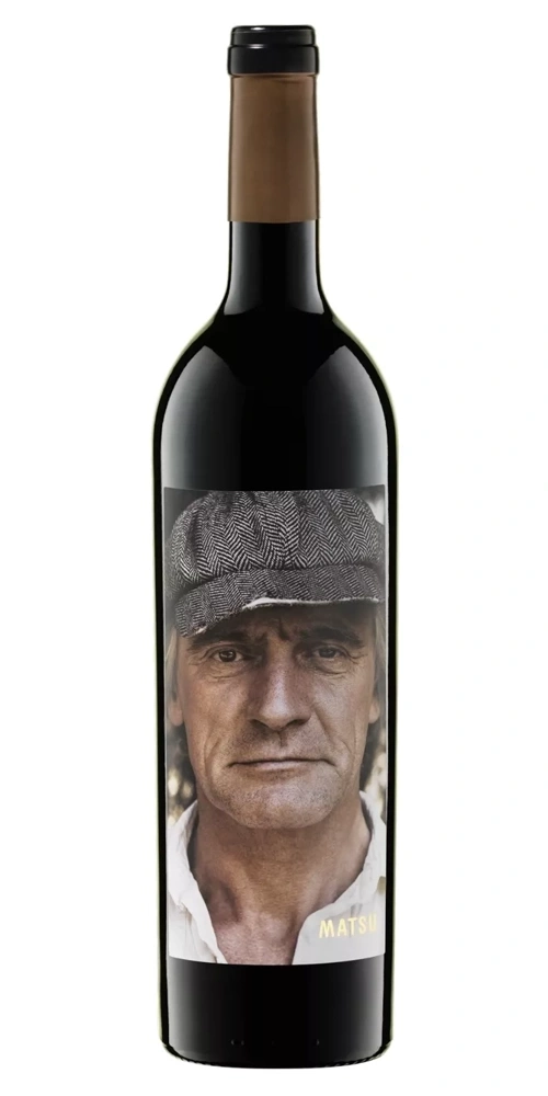 Flasche Rotwein mit Etikett eines Mannes mit Schiebermütze