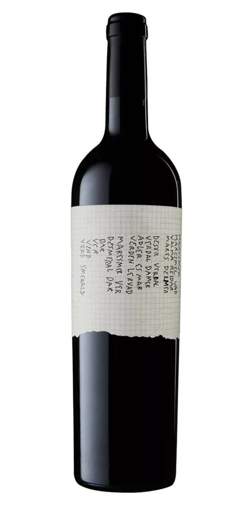Flasche mit Wein, Etikett mit handgeschriebener Schrift auf kariertem Papier.