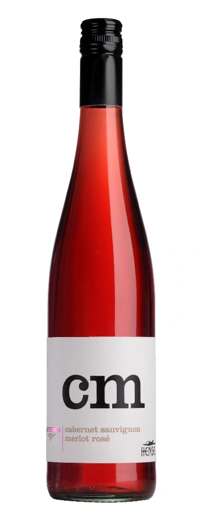 Wein-Flasche mit rotem Inhalt, Etikett mit 'cm' und 'Cabernet Sauvignon Merlot Rosé'