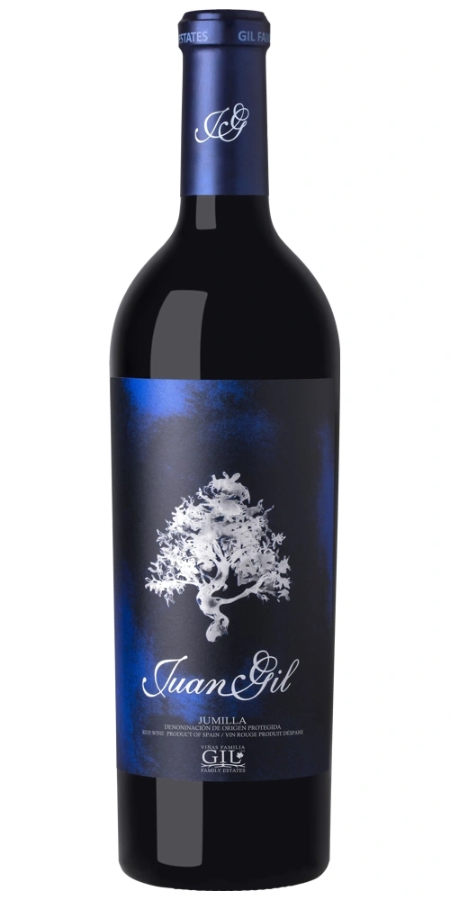 Flasche Rotwein der Marke Juan Gil mit einem blauen Etikett und einem weißen Baum darauf.