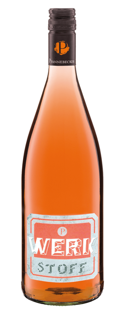 Eine Flasche Roséwein mit dem Etikett 'Werkstoff' von Pfannebecker.