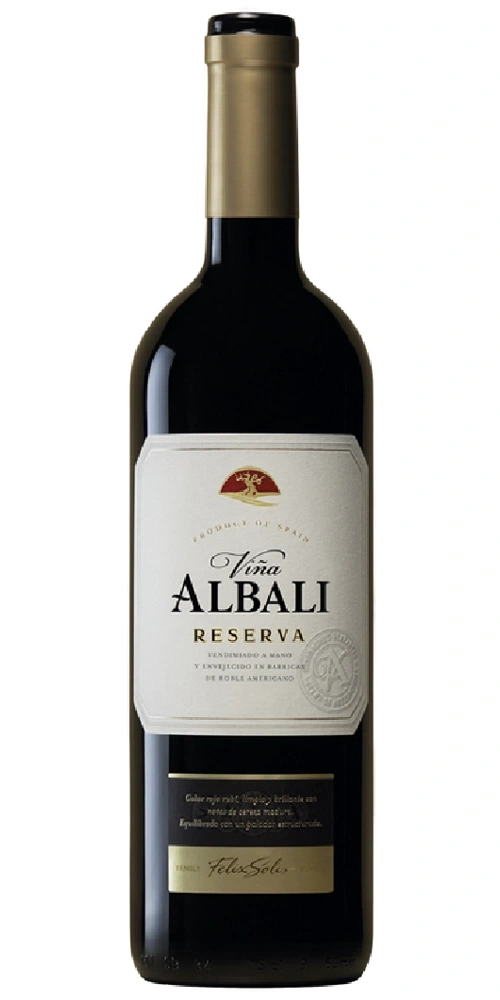 Eine Flasche Rotwein von Viña Albali Reserva auf weißem Hintergrund.