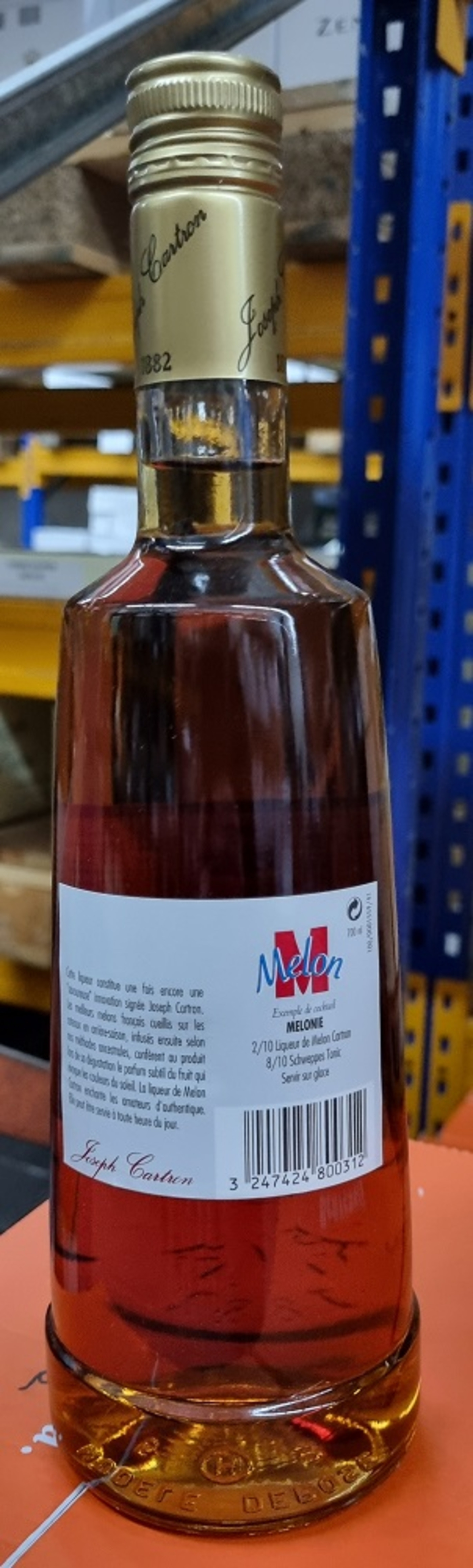 Flasche Melon Likör Joseph Cartron, Cocktail-Rezept, Barcode, goldener Deckel, braune Flüssigkeit