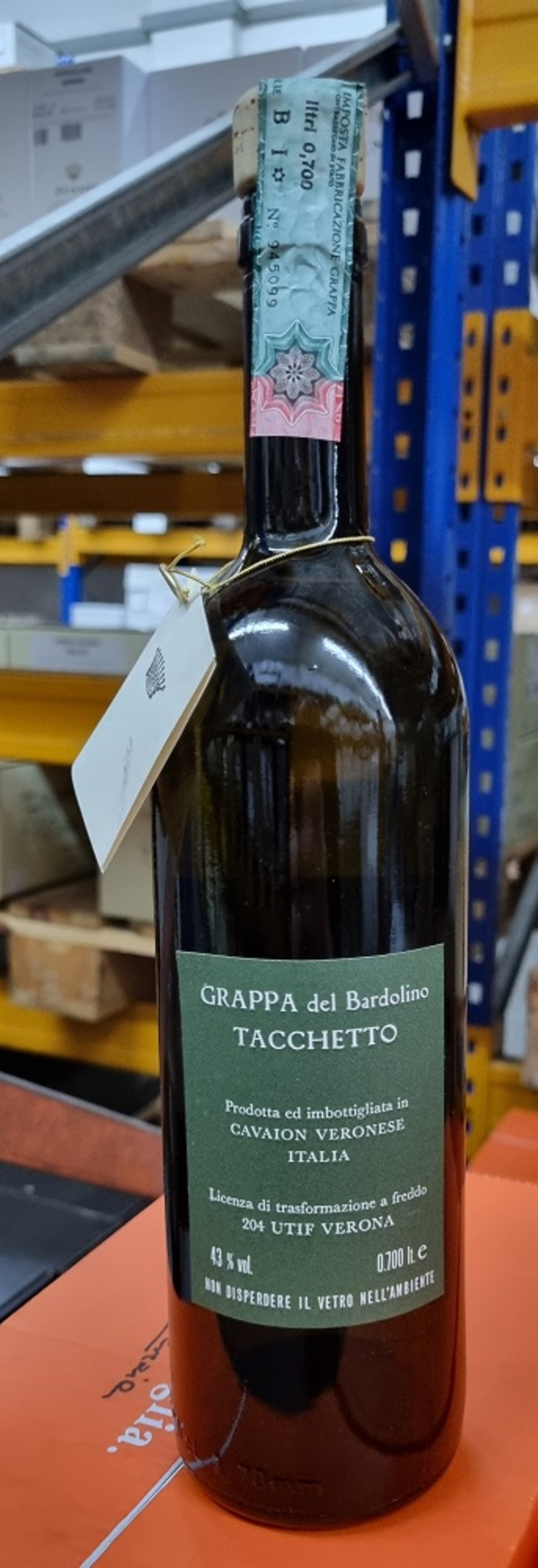 Grappa-Flasche mit Etikett, Aufschrift 'Grappa del Bardolino Tacchetto', 43% vol., 0,700 l, Italien