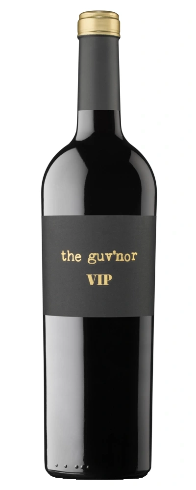 Wein-Flasche mit schwarzem Etikett und goldener Schrift, 'the guv'nor VIP'.
