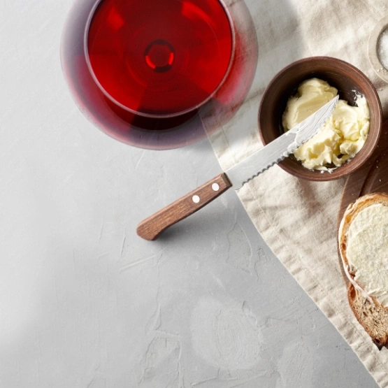 Glas Rotwein, Butter, Messer, Brot, Tischdecke, Essen, Frühstück, Nahaufnahme, Draufsicht