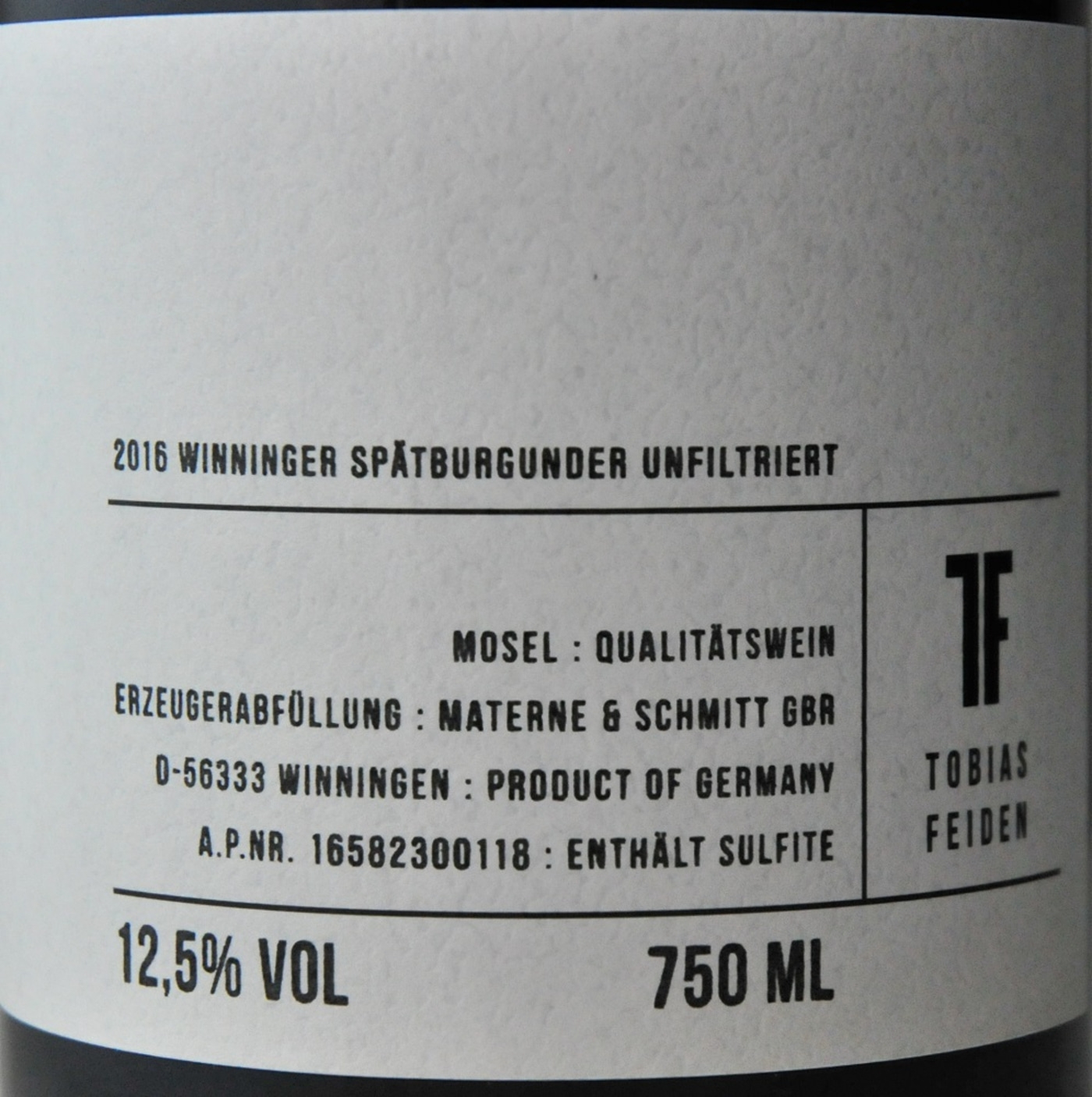 Weinetikett mit Informationen zu Wein, einschließlich Jahrgang, Region und Hersteller.