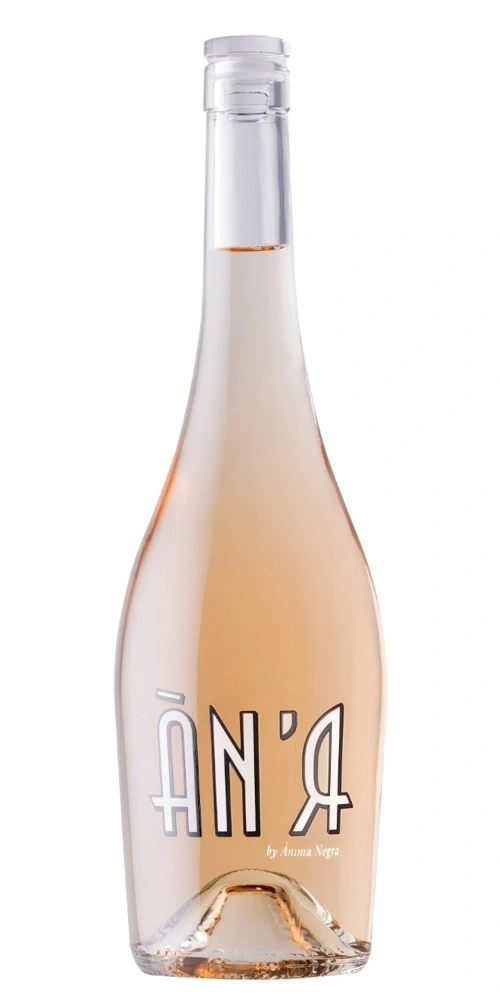 Eine Flasche Roséwein mit der Aufschrift "ÀN'A"