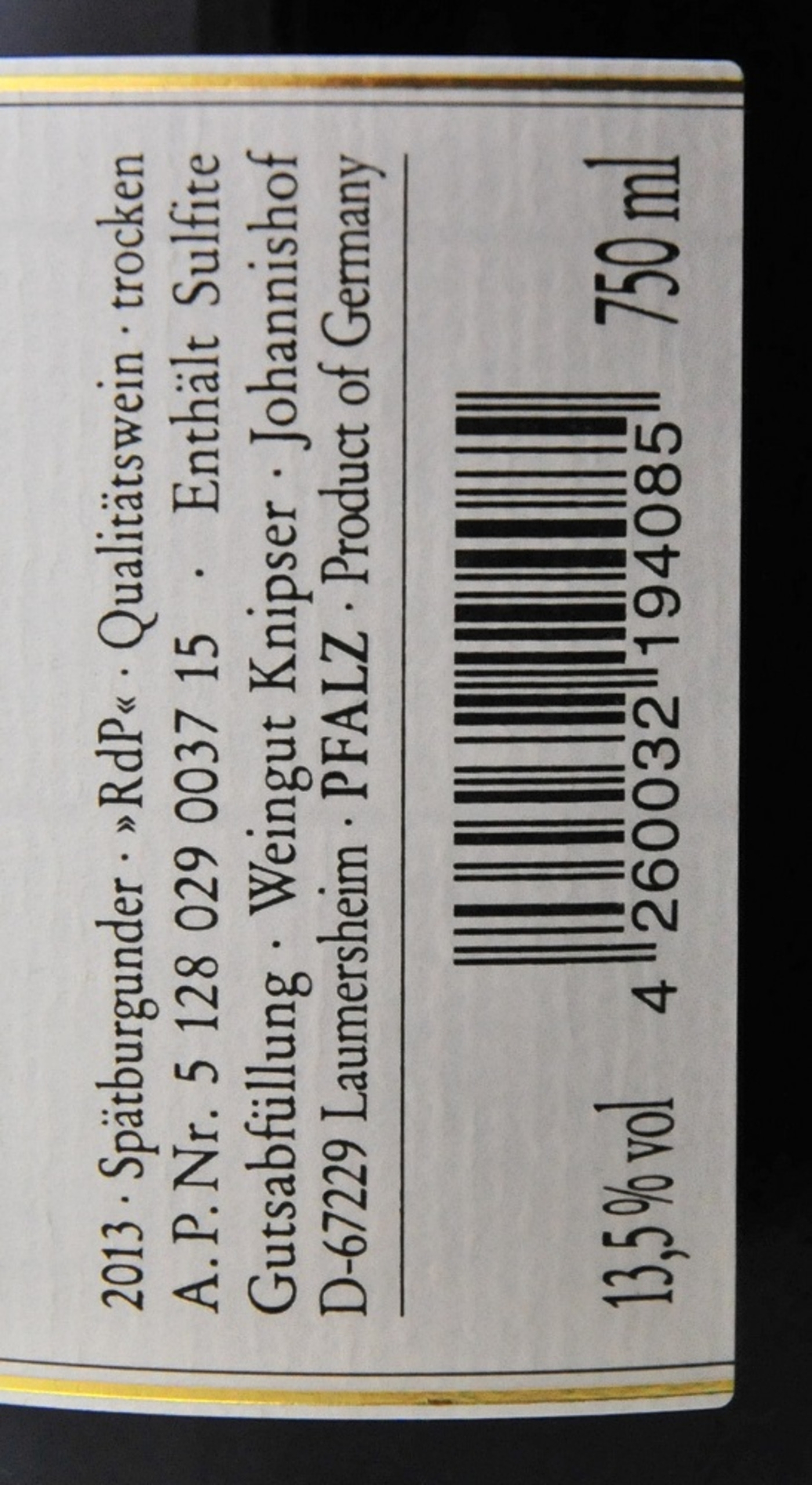 Weinetikett mit Informationen zu Wein, Jahrgang, Alkoholgehalt und Barcode.