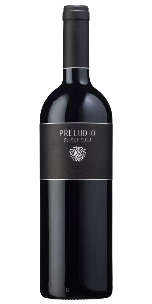 Eine dunkle Glasflasche Wein mit einem schwarzen Etikett. Der Name auf dem Etikett lautet "Preludio De Sei Solo".