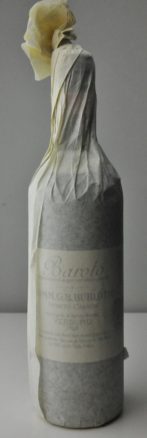 Wein Barolo Flasche, Papier verpackt, italienischer Wein, Vintage-Look, Etikett, Detailaufnahme, Studioaufnahme