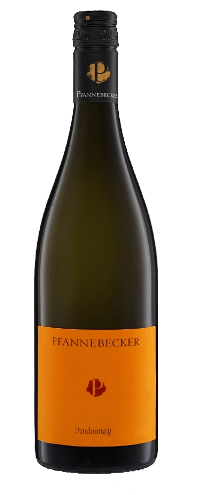Weinflasche mit orangefarbenem Etikett und der Aufschrift Pfannebecker Chardonnay.