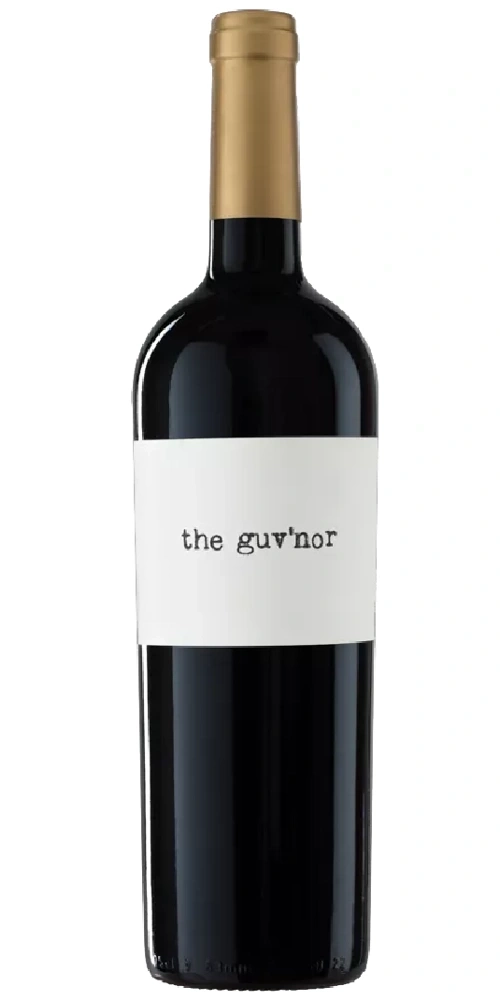 Eine Flasche Rotwein mit einem weißen Etikett, auf dem "the guv'nor" steht.