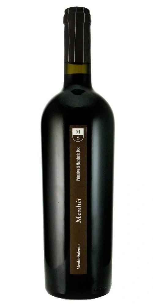 Eine Flasche dunkler Wein mit einem braunen Etikett, auf dem 'Menhir' steht.