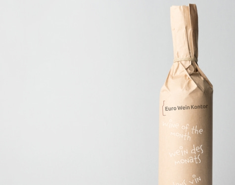 Weinflasche in Papier verpackt, mit Aufschrift 'Euro Wein Kontor'