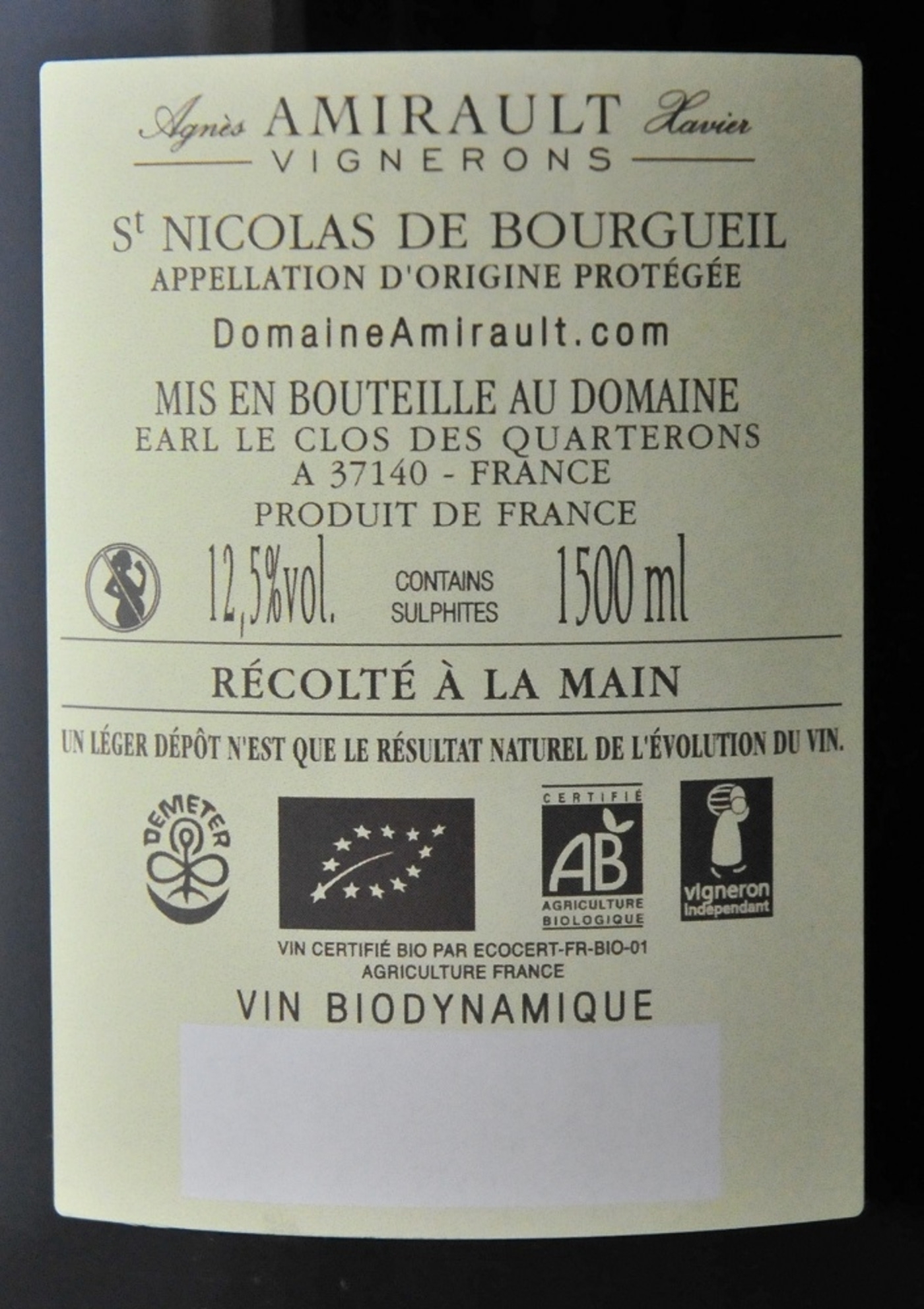 Weinlabel mit Informationen über den Wein, einschließlich Alkoholgehalt und Herkunft.